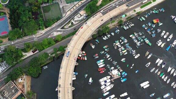 鸟瞰图俯瞰香港港口的豪华游艇