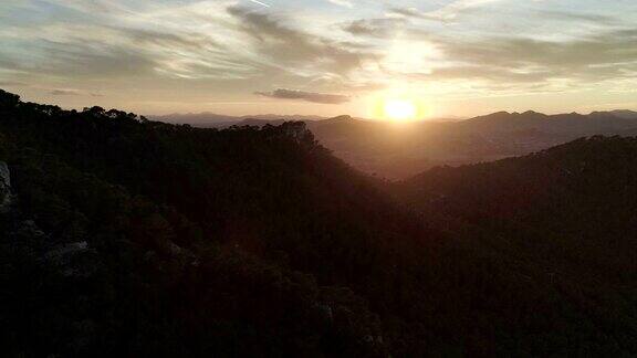 岩石海岸上的日落马略卡岛