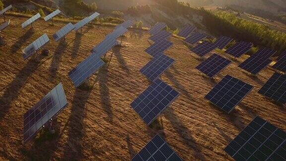 意大利山上的绿色能源场太阳能电池板