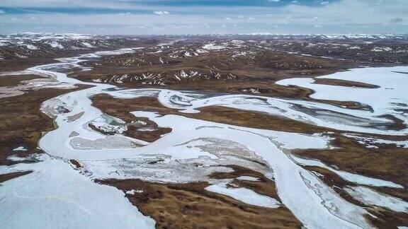 冻结的河流就像上帝画的一幅抽象画