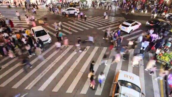 人们在人行横道上行走的时间流逝