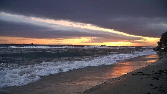 海滩上的日落风景