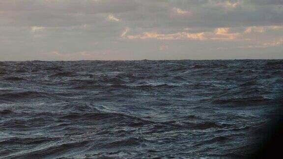 从一艘航行的船:蓝色的大海在日落