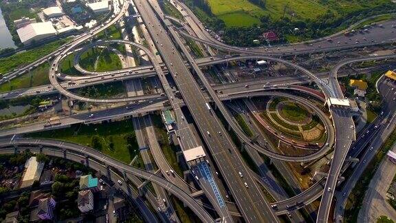 城市交通繁忙、道路超速的高速公路立交鸟瞰图