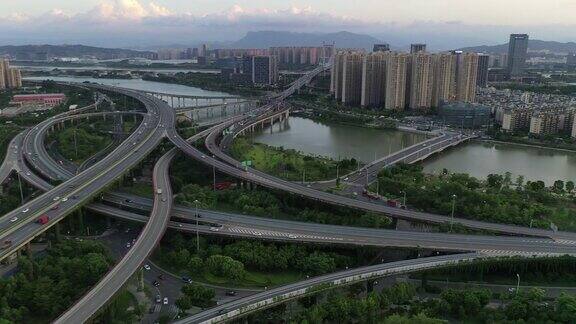 无人机角度鸟瞰城市的复杂高架桥
