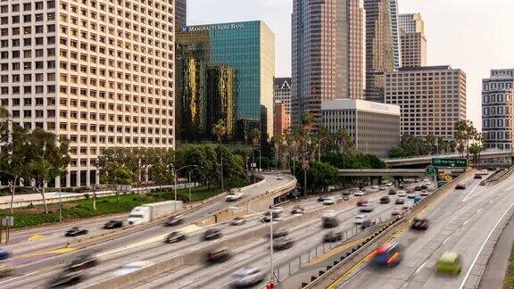 洛杉矶市中心日落时分的高速公路交通