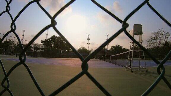 空网球场在早晨日出