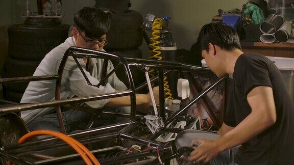 中景团队的年轻亚洲机械工程师在工作室车间工作技术与创新理念