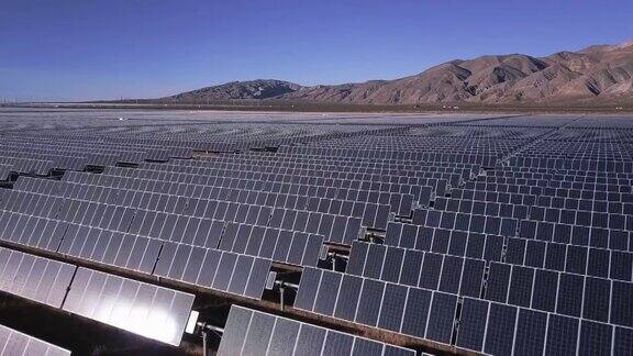 向后无人机飞越巨大的太阳能发电站