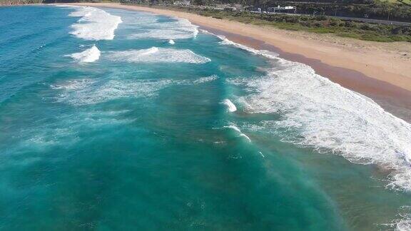 海滩空中鸟瞰海浪打破海滩美丽的海景澳大利亚
