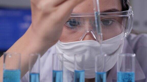 女科学家在实验室里检查试管中的液体
