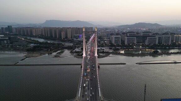 连接城市的桥梁鸟瞰图