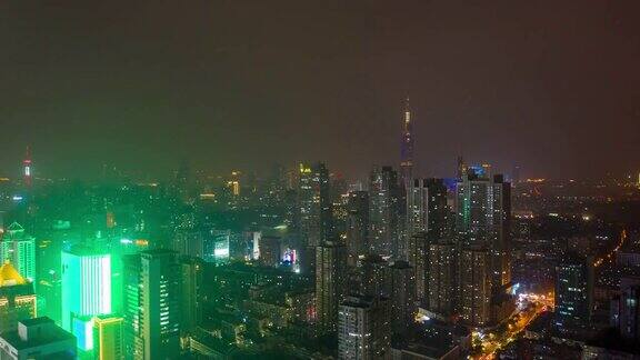 飞行在南京市中心夜间照明城市景观空中延时全景4k中国