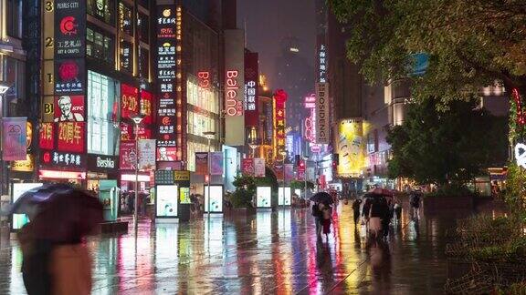 4k时间流逝:国庆节前的晚上中国上海南京路购物街的游客步行人群