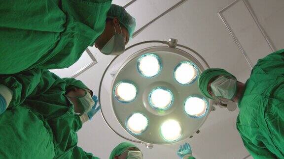 外科医疗队在手术室准备手术所需的灯光和设备