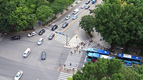 城市十字路口的繁忙交通中国深圳