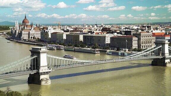 布达佩斯的有铁链桥和议会