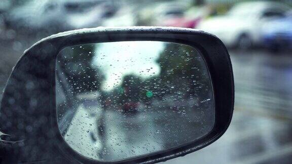 后视镜车在雨天