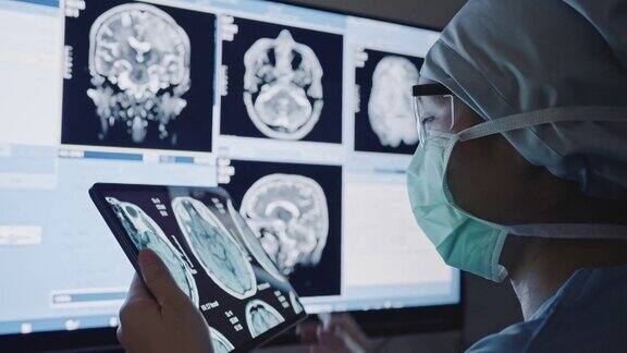 医生分析MRI扫描