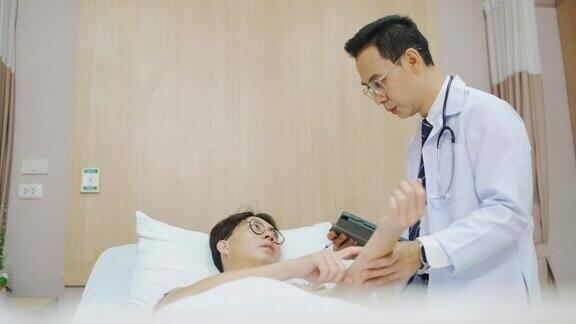 亚洲男医生正在检查一名男性病人