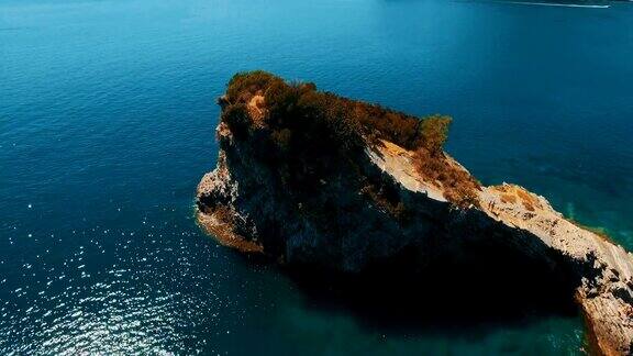 海浪和悬崖的航拍SvetiNikola岛岩石海岸无人机镜头