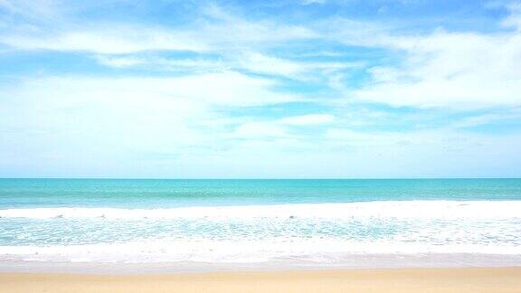 热带安达曼海景风景与泰国普吉岛卡塔海滩与海浪冲击沙滩