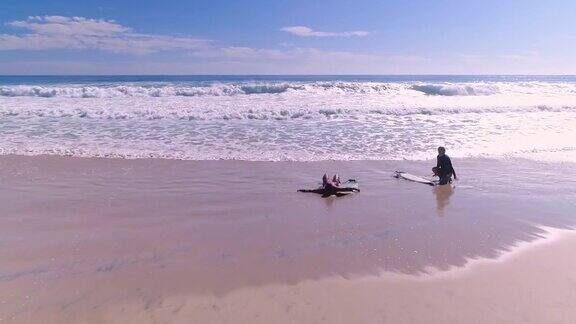 冲浪女孩在海滩上放松