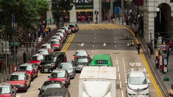 2019年1月9日中国香港一群人正在过马路交通繁忙的人们路上有汽车和电车