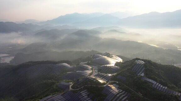 山顶上的云中有太阳能发电厂