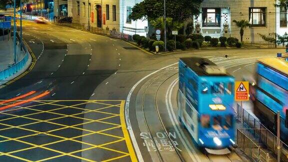 香港中国-2019年1月6日交通繁忙的汽车和电车道路上的中国银行大厦2019年1月6日一群人在香港过马路