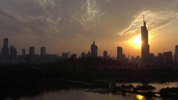 日落时分飞行飞越南京著名的市中心塔滨湖湾航拍4k中国全景