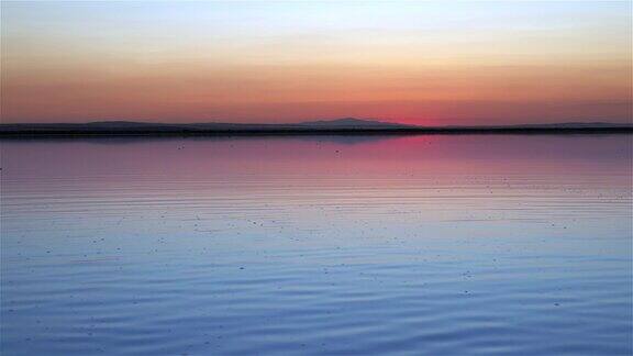 太阳慢慢地落在湖面上