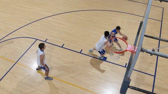 高中篮球运动员将球击向篮筐的高角度投篮