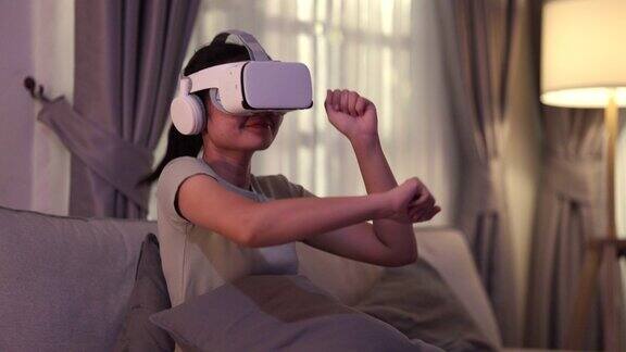 她在家里的客厅里戴着VR眼镜用虚拟现实(VR)观看了演唱会