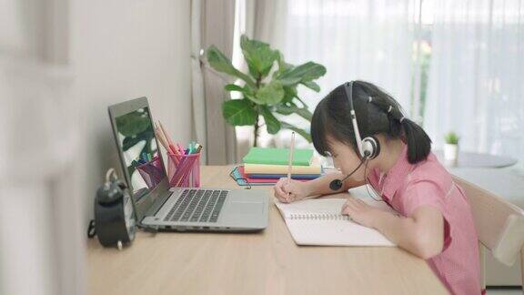 亚洲女学生视频会议电子学习与老师和同学在电脑上在家里的客厅在家教育和远程学习在线教育和互联网