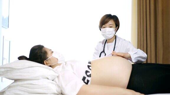 医生检查孕妇