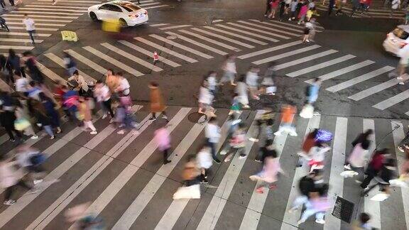 人们在人行横道上行走的时间流逝