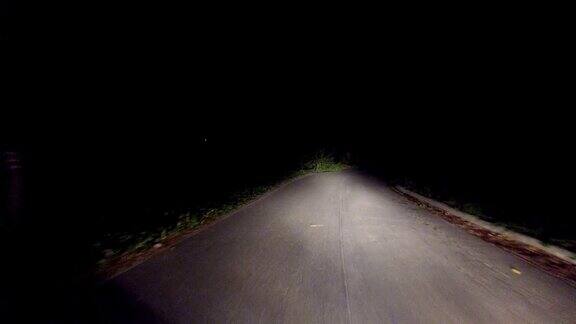 晚上在乡村森林道路上开车pov