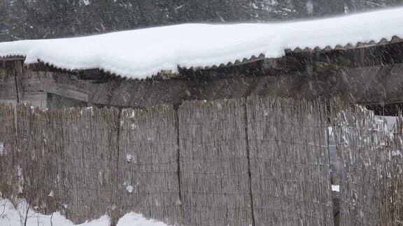 爱沙尼亚小房子屋顶上的厚厚的积雪