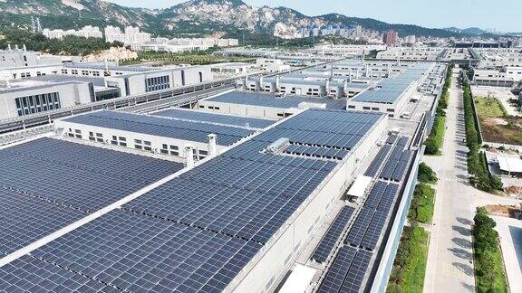 工厂屋顶的太阳能瓦片鸟瞰图