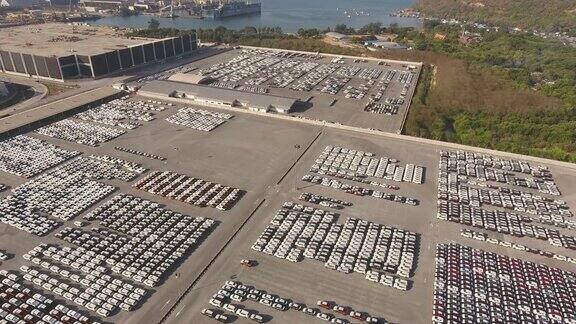 码头堆场满是进口出口的新车晨曦鸟瞰图