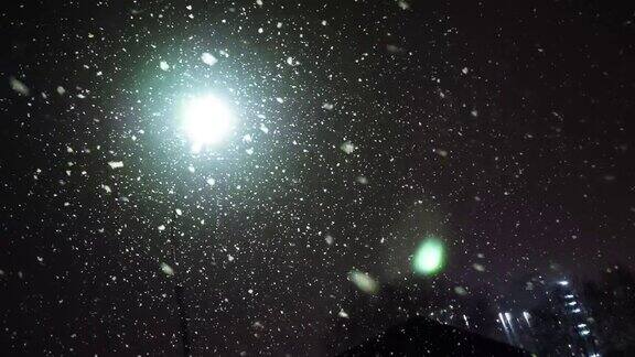 雪落在黄昏的城市街道上灯火通明雪落在夜晚