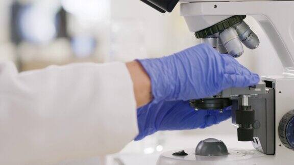 科学显微镜和妇女在实验室为dna测试生物技术和分析样品医疗保健创新和女性科学家在实验室进行研究实验和医疗分析