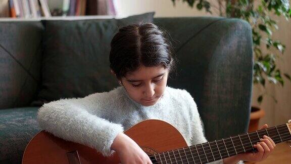 少女练习吉他