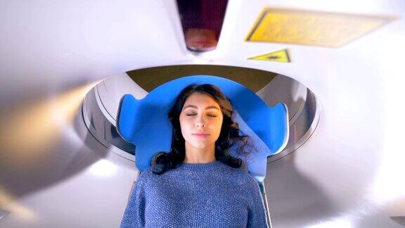 医院急诊MRI影像扫描妇女躺在磁共振成像设备在医疗检查期间4k