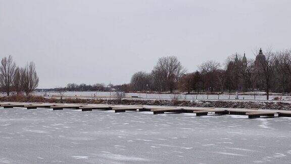 拉钦运河在一个寒冷的刮风的12月的一天