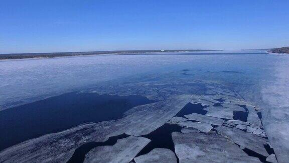 一条宽阔的冻结的河流其中一些冰已经融化