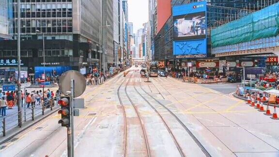 从移动的电车超速香港市区的城市景观