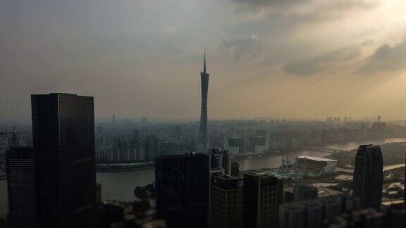 太阳光线傍晚时间广州市著名的广州塔河湾高空倾斜移位全景4k中国