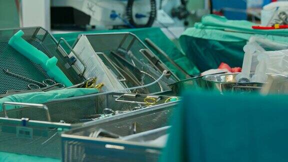 手术室里的外科医疗设备
